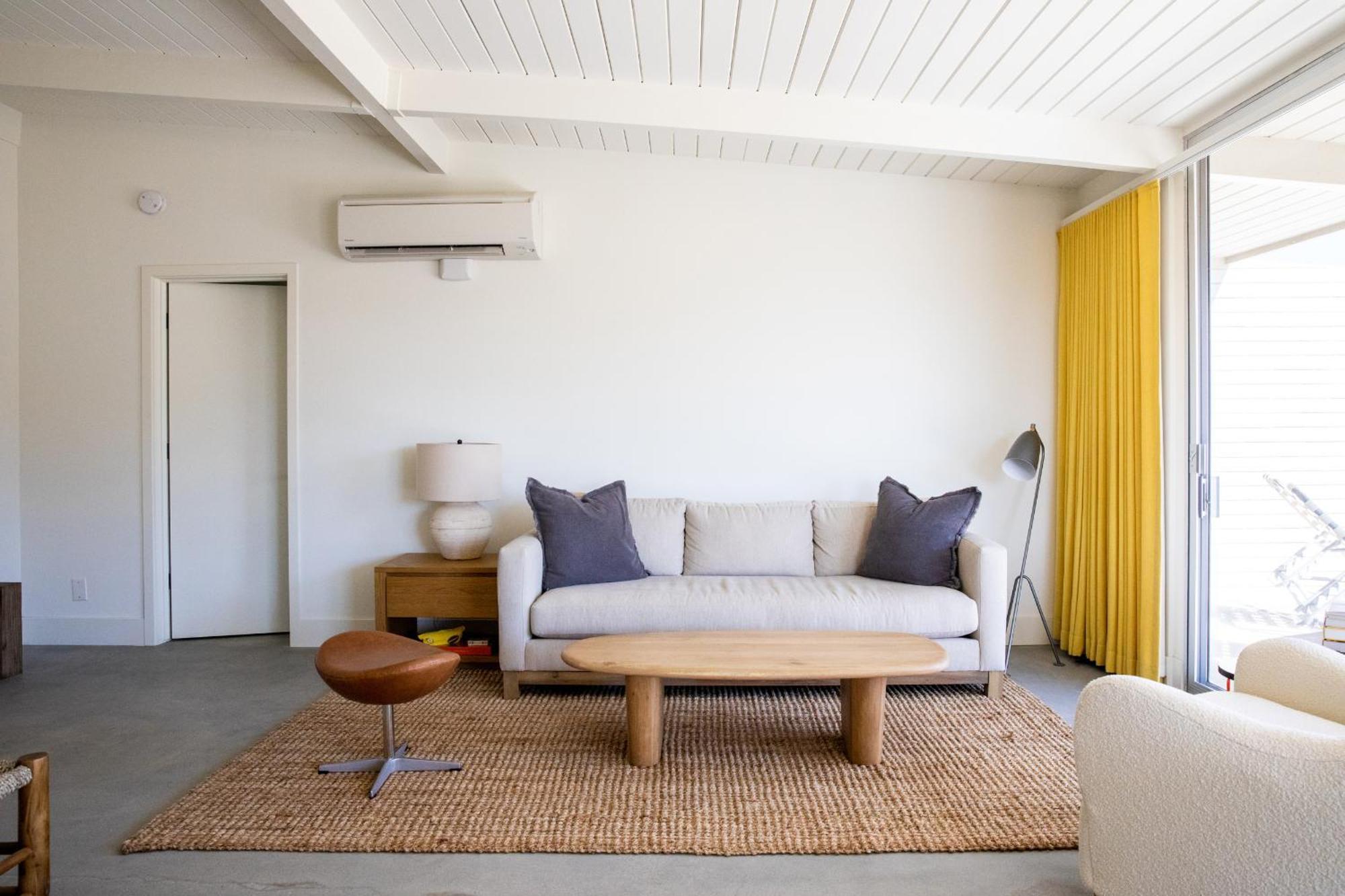 The Bungalows By Homestead Modern Joshua Tree Room photo